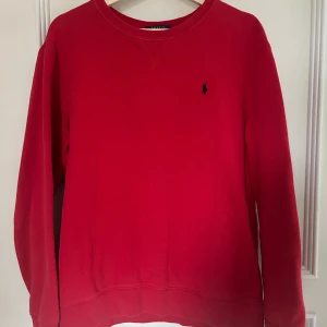 Röd sweatshirt ralph lauren - Säljer denna snygga ralph lauren sweatshirten. Största storleken i barnstorlek så passar/sitter som en S tröja. Säljer då den knappt används längre.