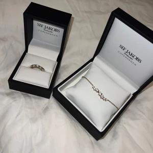 Guldhalsband och ring - Halsband och ring från Sif Jakobs säljes för  1800 kr tillsmans! Ring storlek 54, super fint skick använda en gång!🤗 Om man vill köpa separat  Halsband: 900kr Ring: 900