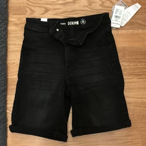 Svart/gråa bermudashorts  - Sköna bermudashorts som passar perfekt under sommaren, helt okej tajta men inte obekvämt tajta. Observera att plagget kan fälla färg vid kontakt med ljusa färger.