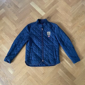 Morris Jacka - Tja! Säljer denna Morris jacka i strl M perfekt till hösten eller kalla sommardagar. Jackan är i okej skick men lite smutsig på framsidan som lätt går att ta bort, dessvärre har den små revor. Men inget som syns på håll!