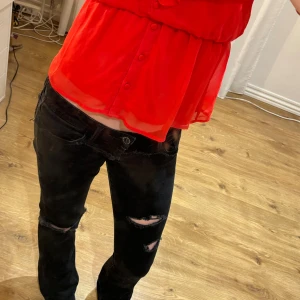 Lågmidjade jeans - Jättesnygga sjukt lågmidjade jeans med en cool drillad detalj vid midjan 💞 sytt i lite för att få en bättre passform🤗