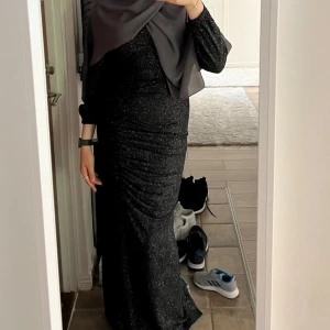 En svart maxi klänning - Klänningen är från modanisa använd enbart en gång på ett bröllop, modellen är som på andra bilden men klänningen är svart