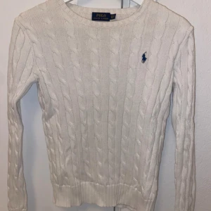 Vit stickad Polo Ralph Laurent tröja  - En super fin stickad polo Ralph Laurent tröja i ett bra skick!  
