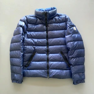 Moncler Bady - Fin moncler jacka, dam modell men kan funka för killar också. Skick 7/10, luvan är borta, behöver en kemtvätt. Storlek 4 i monclers storlek. Självklart äkta. Skriv om du vill ha fler bilder eller vid funderingar 