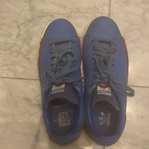 Adidas Stan Smith skor  - Ett par sjukt snygga stan smith skor i fint skick🌟 Lite slitningar här och där men annars är dem 👍. 