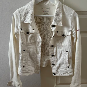 Odd Molly jeansjacka - Jättecool och knappt använd vit jeansjacka ifrån Odd Molly! Säljer då jag redan har flera jeansjackor. I nyskick. Nypris var 2500kr. I storlek 1, passar XS/S.