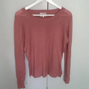 Tunn stickad tröja  - Fin rosa stickad tröja, använd fåtal gånger. Köparen står för frakten!