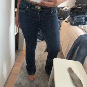 Mörkblå jeans  - Jätte bra skick! Jeans från vinted! Skit snygga mdn har tyvär ingen användning för dom. Det står storlek 12 i! 