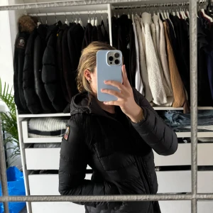 Parajumper jacka  - Säljer mina fina parajumperjacka som inte längre är min stil. Har inga defekter men är använd i ett gott skick. Vid fler bilder eller eventuella frågor kan man skriva privat💗