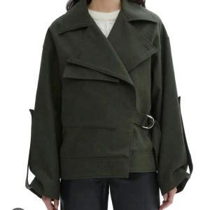 Dagmar kort kappa - Säljer min gröna kappa från Dagmar i super bra skick, som tyvärr inte kommer till användning då jag har för många jackor🥰🥰 använd Max 4 gr💓💓 nypris 5000