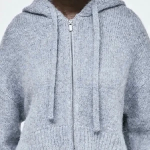 Stickad tip-up hoodie  - Säljer denna jätte mysiga stickade zip-up hoodie från zara. Den är jätte mysig och bra skick. Den är ljusblå i storlek M-L men den är ganska kort i midjan så funkar för s också💖köpte för 429kr