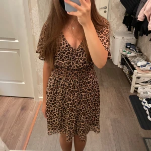 Leopard klänning  - Kom ej till användning 
