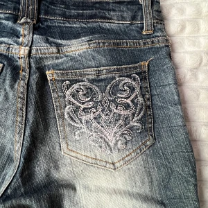 Vintage capri jeans - Ett par fina vintage jeans med unika bakfickor.  Midjan är 35cm rakt över, och längden är 84cm. Jättesnygga att ha på sig de på våren🌸