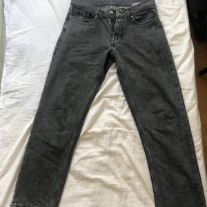 Jag säljer ett par snygga mörkgrå jeans. Passformen är i relaxed fit. Storleken är XS. Nypris ca 800 kr.Använda Ca 3 gånger. Jeansen är i bra skick. Tveka inte att skriva om du har några funderingar.