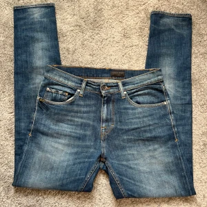Tiger of Sweden jeans - Snygga tiger of Sweden i storlek 29/32 som sitter perfekt på modellen som är 185. Inga slitage på jeansen och det är pistolero modellen. Hör av dig vid minsta fundering😁