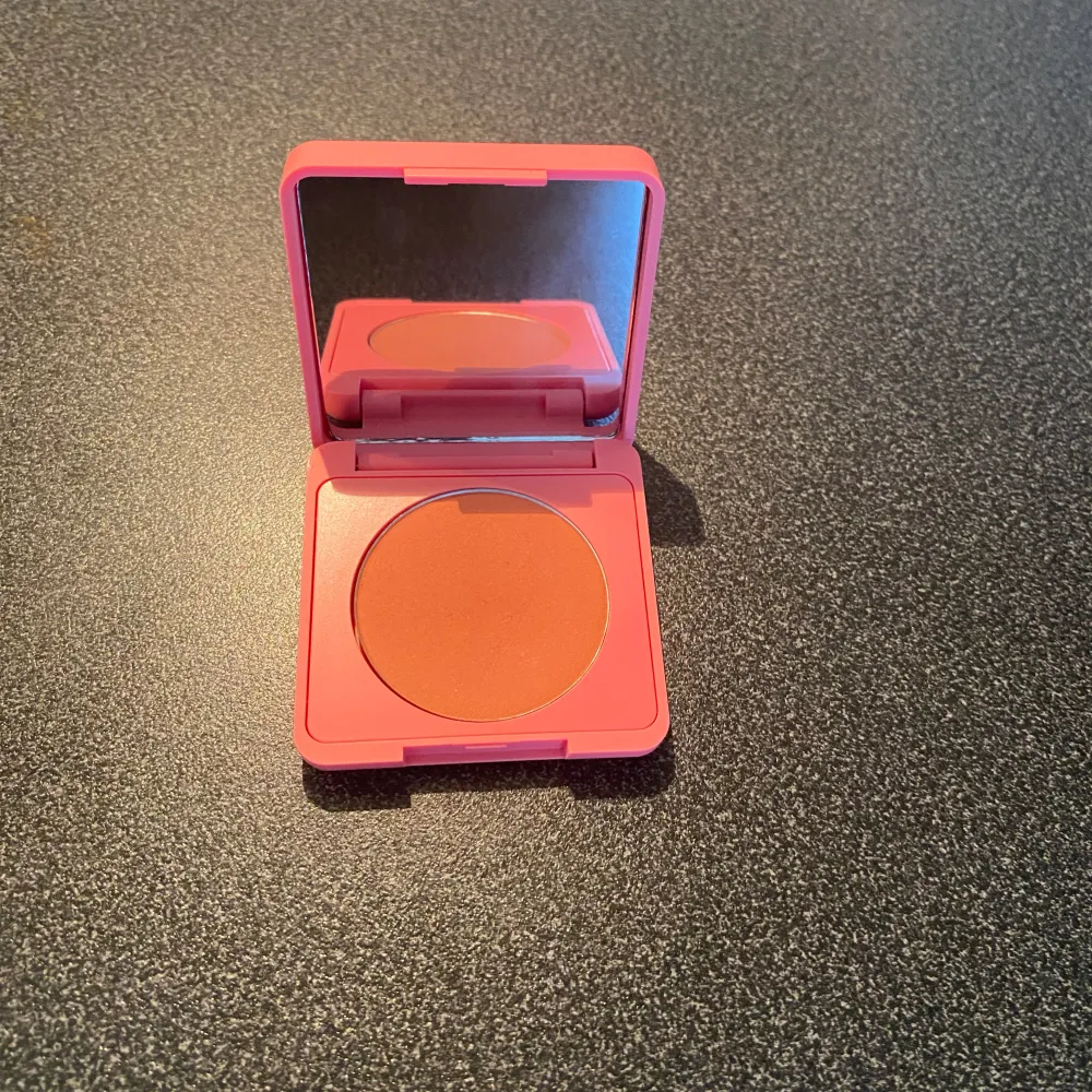 Caia matte blush i färgen cake pop. Nypris 245. Pris går att diskutera . Skönhet.