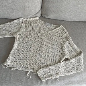 Beige stickad tröja - Cool och edgy tröja, ser avklipp ut men e typ vävd så det frissar inte