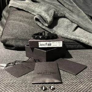 Valentino Armband - 🔲Säljer nu detta Valentino Armband. Det är i jätte fint skick och allt og finns. Priset kan diskuteras! 🔲