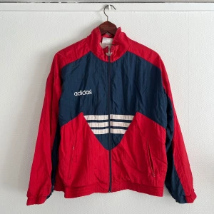 Adidas jacka, vintage, S  - Adidas jacka vintage S. Gott skick, se bilder. Storlek S men stor i storlek, passar dig som har M. Stor utrensning pga flytt, se profil💕💕