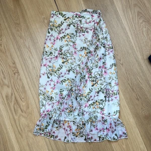 Superfin sommarkjol - Superfin sommarkjol från Vero Moda, endast använd ett fåtal gånger, alltså i superbra kvalitet! Perfekt för sommaren!