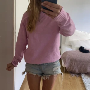 Stickad tröja från veromoda ❤️💕 - Säljer nu min jättefina rosa stickade tröja från vero Moda då jag inte andvänder den längre💕😊den är i väldigt pra skick då den mest bara varit i garderoben💕 jag kan skicka samma dag som ni köper❤️😻 nypris 300 jag säljer för 200, pris kan diskuteras 💕😻