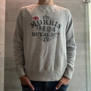 Morris sweatshirt - Tja! Säljer en fet Morris sweatshirt i storlek S. Använd men i bra skick.  Han på bilden är 175cm lång och väger 60kg. Hör av er vid frågor