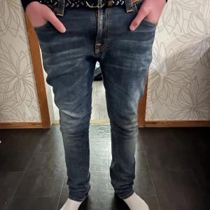 Nudie jeans  - Tjena! Säljer nu mina trendiga nudie jeans som trender något enormt mycket nu! Skick är som ny med inga defekter🙂 