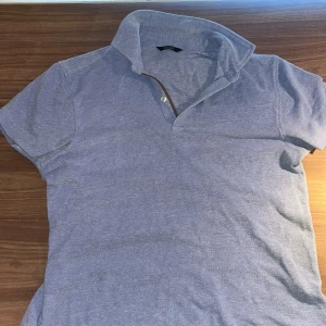 Massimodutti piké  - massimodutti pike i färg ljusblå, bra skick. Nypris runt 800kr. Kom vid mera frågor eller bilder.