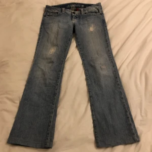 Guess jeans  - Jätte snygga low waist Guess jeans som är utsvängda och. jätte bra skick! Strl 28