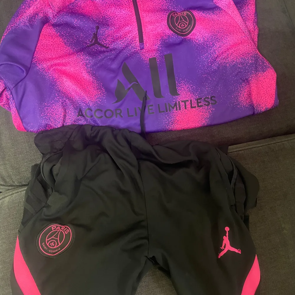 Hej!   Säljer psg tracksuit som aldrig är använd och endast testad.   Våde tröjan och byxorna är i storlek L och sitter jättefint på men tyvärr var tröjan för stor för mig.   Köpta för 1200 från Zalando och säljes för 500. . Hoodies.