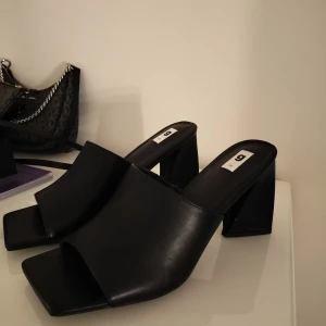 Klacksko. - Aldrig använda skor från Gina Tricot. Säljer dom pågrund av att dom är för stora.