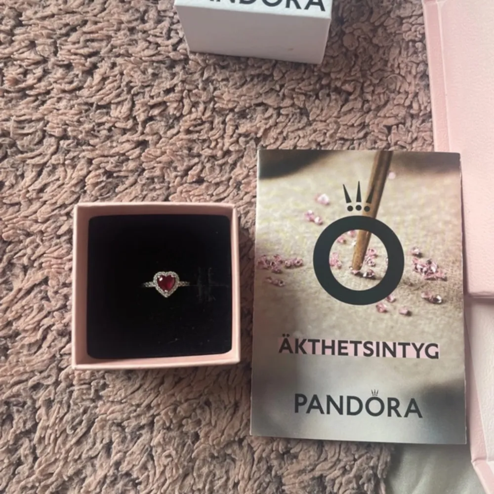 Pandora ring i storlek 52, äkta silver skickas i paket med äkthetsbevis! (Den är inte justerbar!) pris kan diskuteras:). Accessoarer.