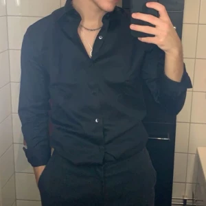 Svart Skjorta - En helt vanlig svart skjorta för de lite finare tillfällena. Skjortan är från Dressman och är i strl S, 98% Bomull, 2% Elastan. 