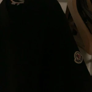 Moncler T shirt M - Skit bra skick, Är storlek M men passar bra på mig och har Small,går bra att fråga för mer bilder på den