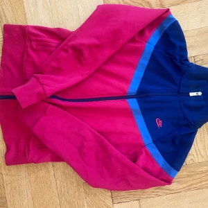Nike zip up - Jätte fin tränings tröja. Aldrig använt. Skriv privat för mer bilder eller om du har en fråga.