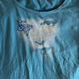 T-shirt - Cool tshirt med tryck o paljetter, m/s