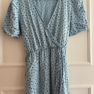 Söt klänning! - Säljer en klänning från Monki som är köpt för två somrar sedan, men sällan använd då den är lite för kort för min smak. Storleken är 38 (M) men passar mig som en S. 