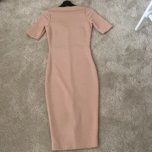 En as gullig rosa klänning från zara!!!🥹😍✨ - Om någon är intresserad sänker jag priset till ett as bra pris! Tror att den ej finns kvar i zara (köptes för länge sedan) 
