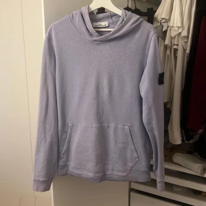 Stone Island Hoodie, Storlek Medium - Lila Stone Island hoodie i storlek M, i bra skick utöver några små knappnålsfläckar som inte riktigt syns, kolla bild 5!  Säljes då jag rensar garderoben.