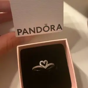 En Pandora ring som jag inte använder  pågrund av att jag inte bär silver längre, köptes för 649kr men säljer nu för 450, har haft den i några månader. Om man vill köpa Pandora ringen för sig kostar det 450 men med andra ringen koster det tsm 600, 