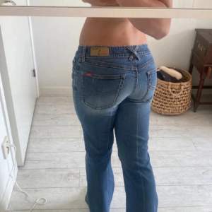 Snygga jeans som inte passade mig. Innerbenslängd: ca 75cm, midja rakt över: ca 38cm. Första 3 bilderna är lånade, de två sista är mina💕