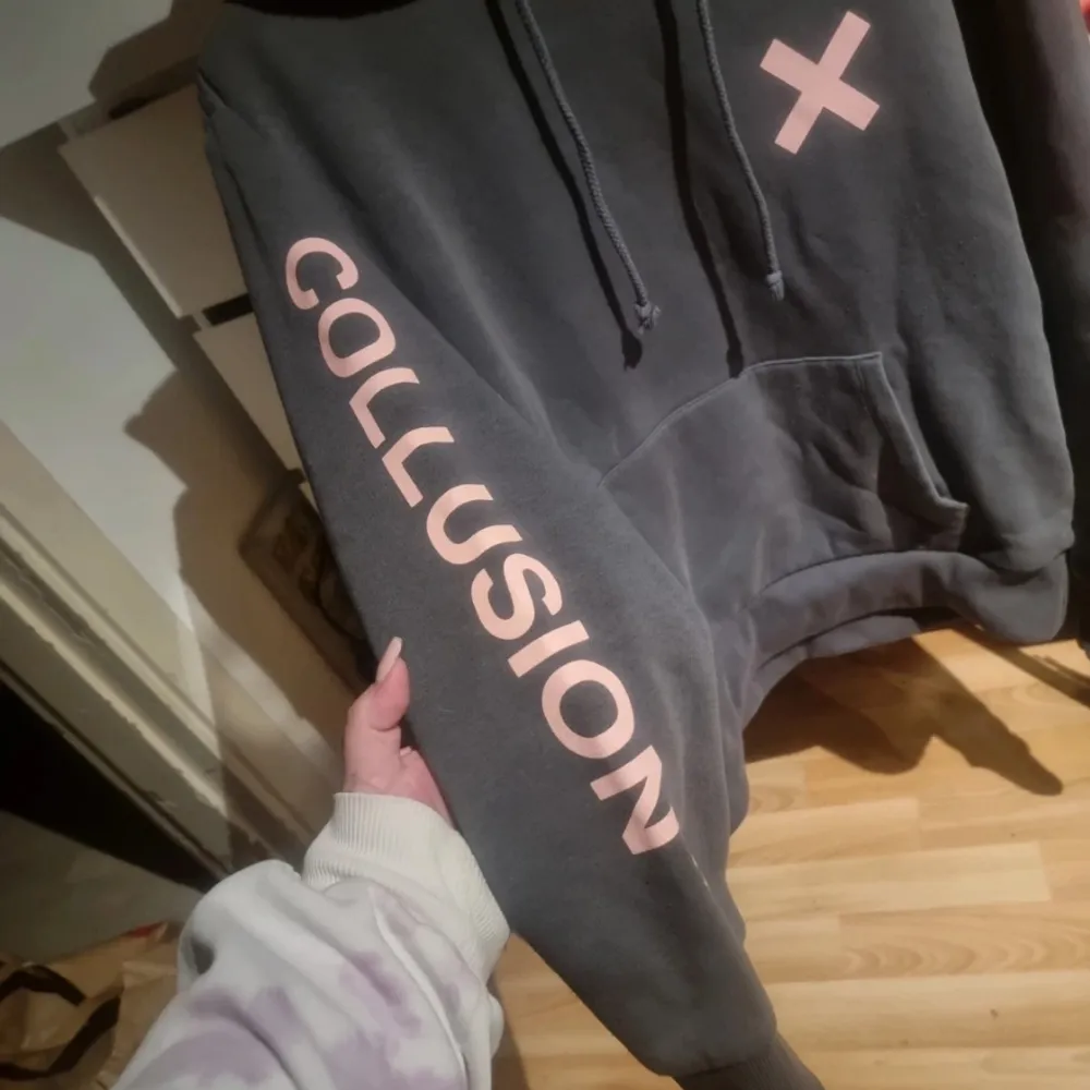 Hoodie från asos collusion stl L är lite små nopprig men fin . Hoodies.