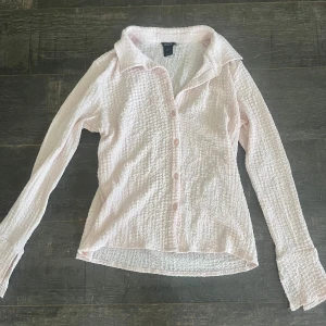 Ljusrosa blus - Ljusrosa blus💓den är en aning mer rosa i verkligheten som man ser på den andra bilden