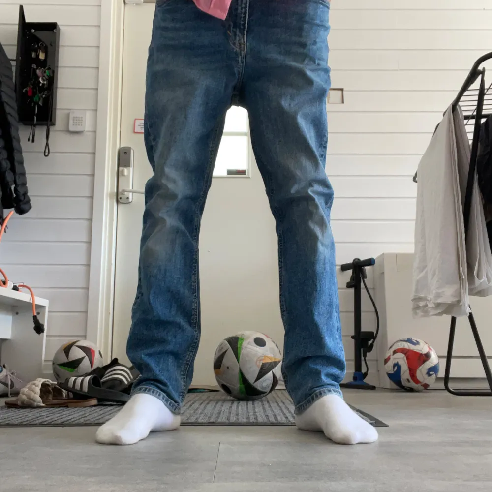 Säljer dessa feta och billiga hm jeans! Dom är slim fit och modellen på bilden är 174. Skicket är 9/10 förutom att dom börjar gå sönder där nere på dom.. Jeans & Byxor.