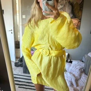 Sommar klänning - Härlig sommarklänning💛Helt oanvänd med prislapp kvar!