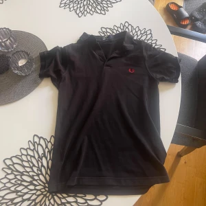 Fred Perry piké - Säljer nu min snygga fred Perry piké som tyvärr inte passar mig längre, storlek s men passar xs också.