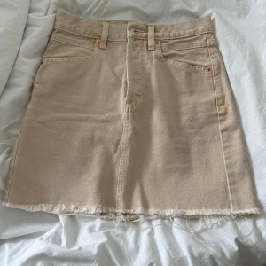 Kjol - Beige jeanskjol från mango med flertal knappar