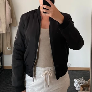 Bomberjacka  - Svart bomberjacka från ZARA i storlek M men passar även S. Fint skick. Päls på insidan (ej äkta päls) som håller en varm 