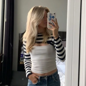 Topp - Unik randig topp(blå och vit), som är så cool! I den står märket ”giorgia”. Står även storlek M/L men passar mig som är S (jag på bilderna), materialet är stretchigt så skulle möjligtvis kunna passa M. Använd två gånger- så nyskick!   