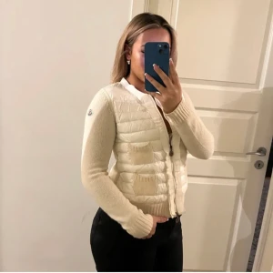 Vit moncler Cardigan  - Hej nu har vi en super fin moncler Cardigan 